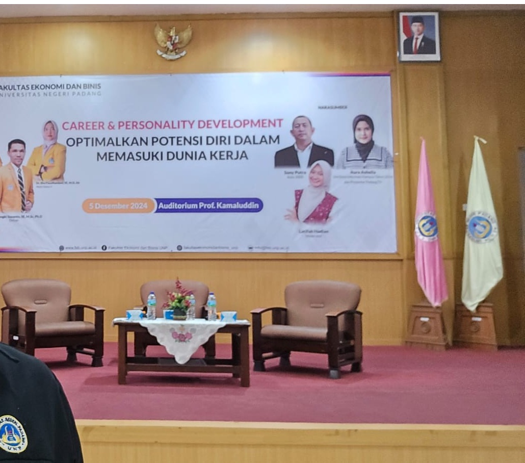 FEB UNP Gelar Seminar “Career and Personality Development” untuk Calon Wisudawan